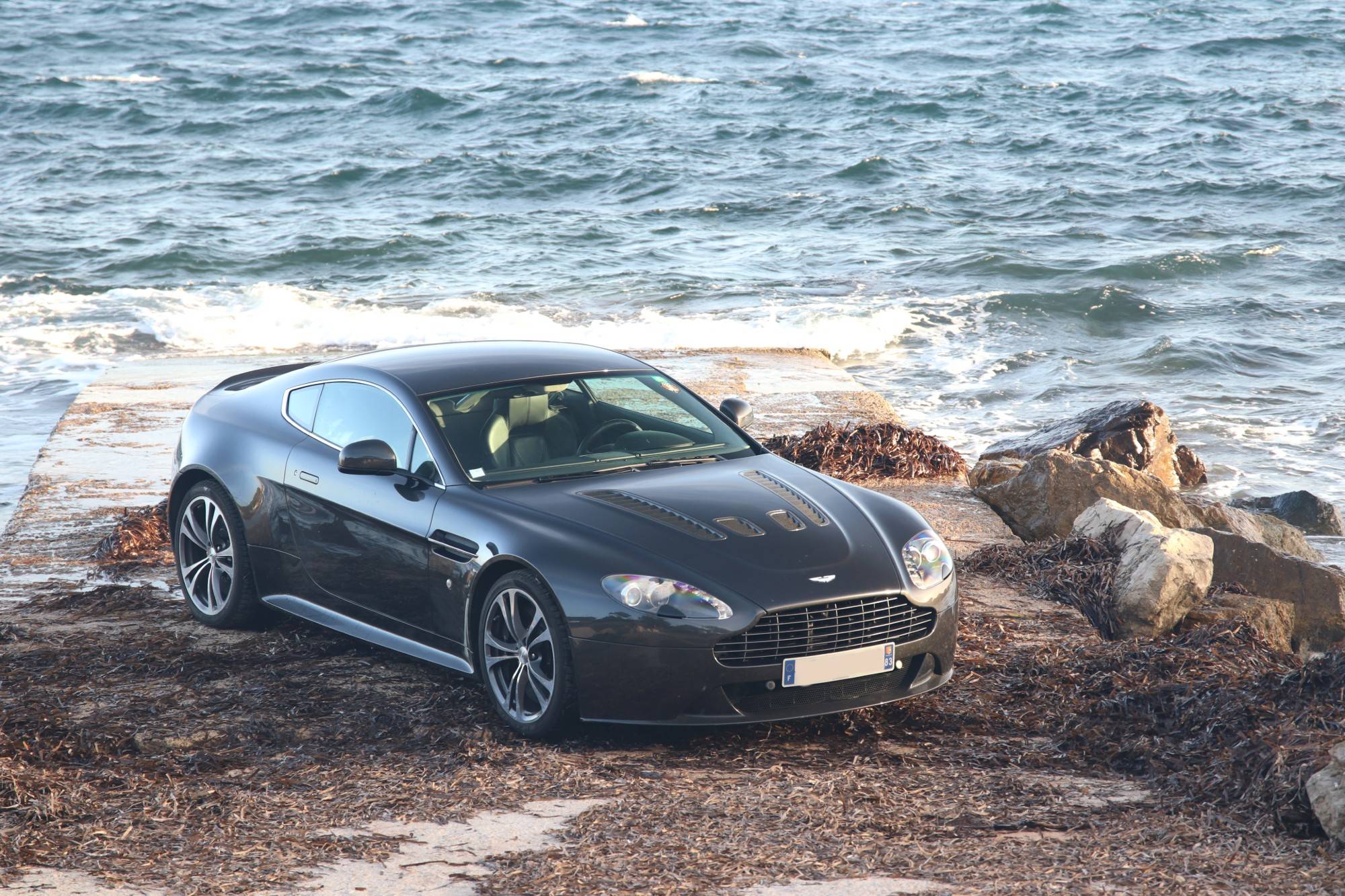 ASTON MARTIN V12 VANTAGE BOITE MANUELLE A VENDRE CANNES