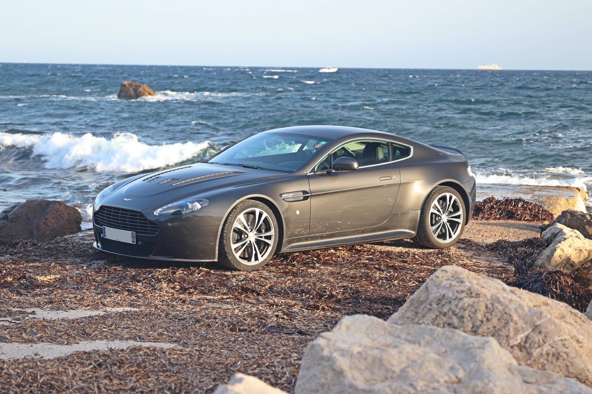 ASTON MARTIN V12 VANTAGE BOITE MECANIQUE A VENDRE MONACO
